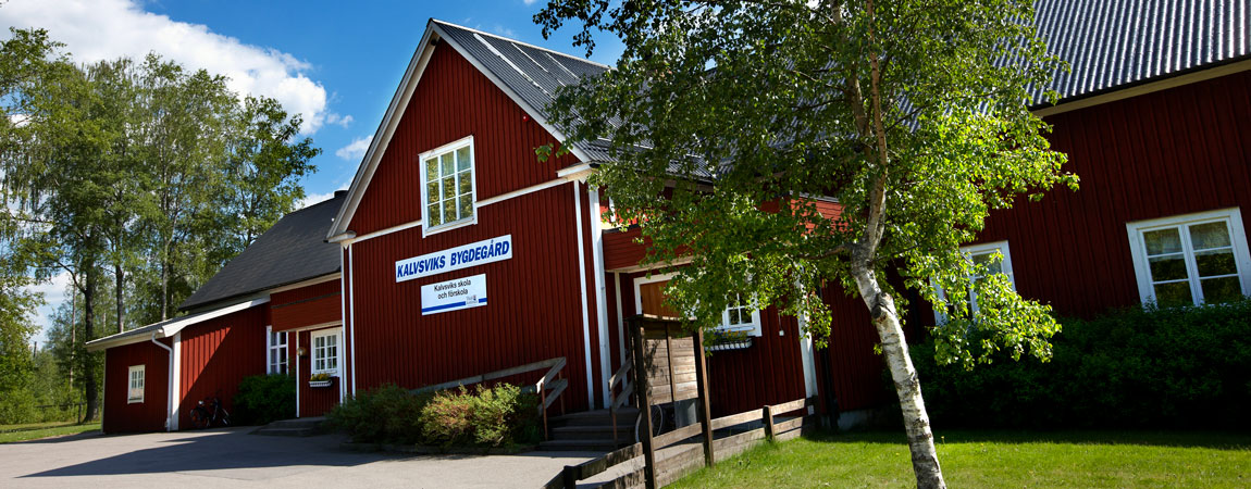 Röd trähusbyggnad på fasaden står det Kalviks skola och förskola