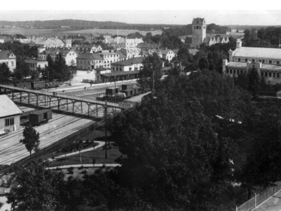 Utsikt över järnvägsbron/gångbron från sydväst