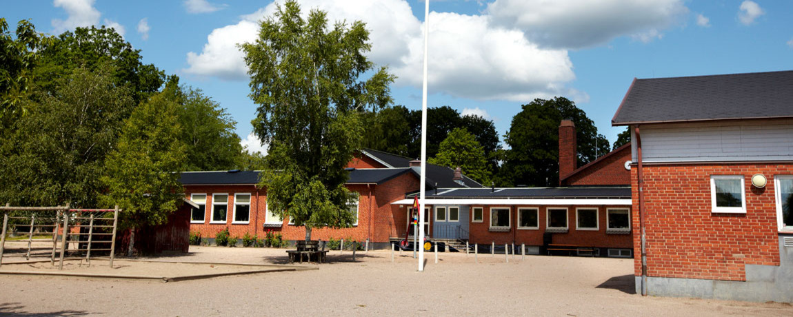 Bild på Gemla skola. En orange tegelbyggnad.