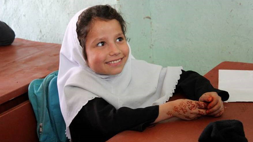 Afghansk flicka i skolbänk.