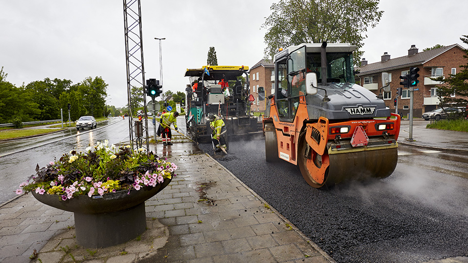 Asfalteringsmaskin som lägger asfalt på väg i Växjö