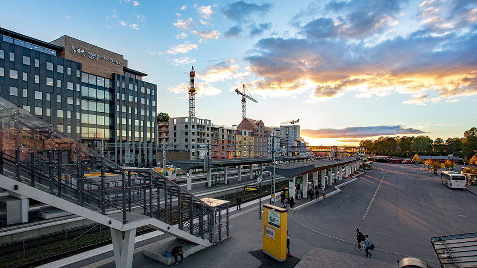 World Trade Center och Växjö stationsområde i solnedgången.