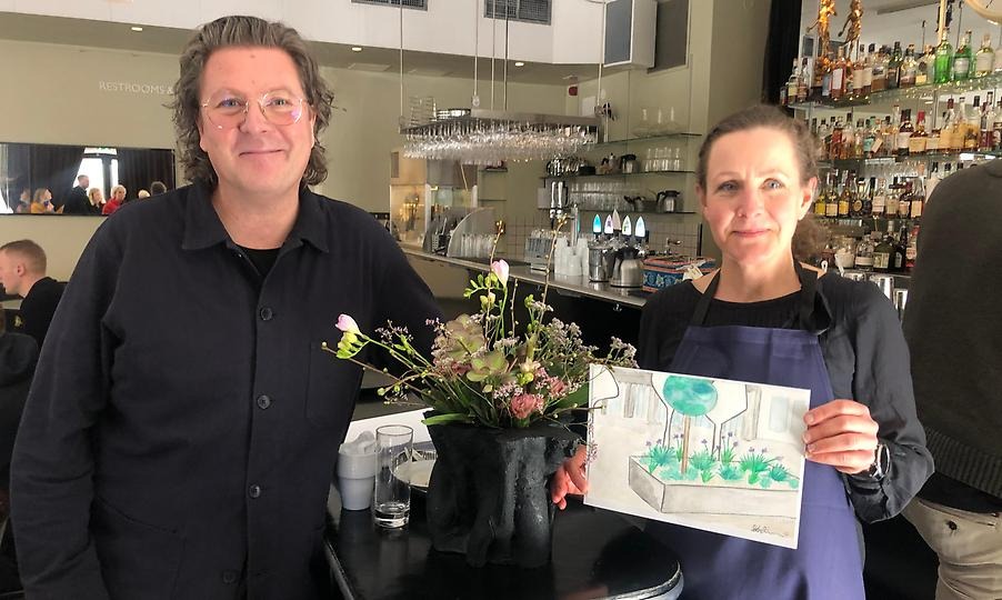 Bild på Per Bengtsson och Monica Carlsson. Monica håller i en illustration över den kommande planteringen