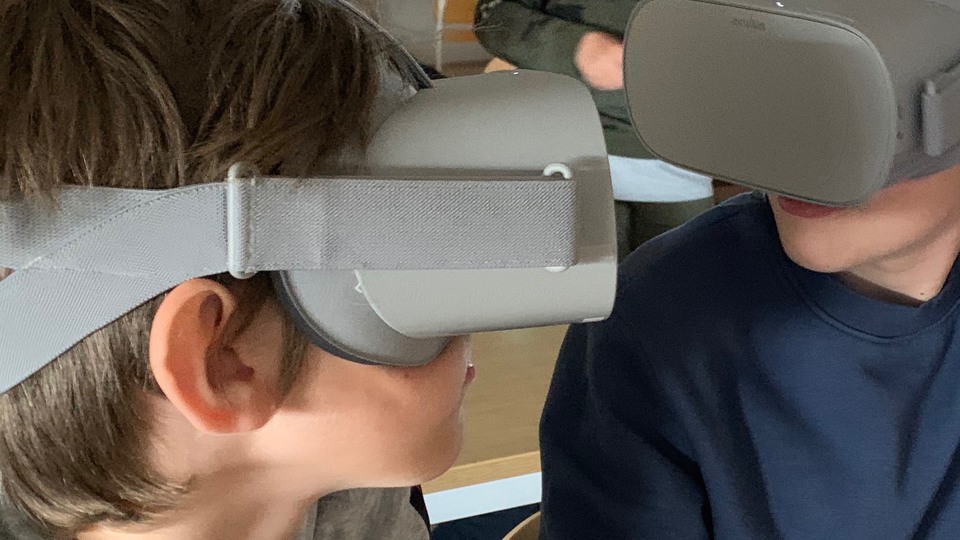 Bild på barn med VR- glasögon på sig