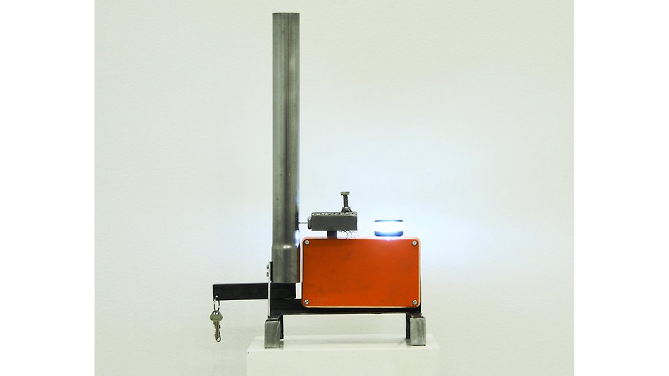 En  orange apparat med ett avlångt metallrör 